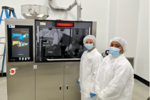 VQ employees with tablet and capsule inspection machine